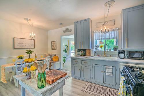 Quaint And Quiet Auburn Cottage With Private Yard