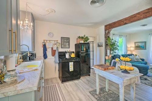 Quaint And Quiet Auburn Cottage With Private Yard