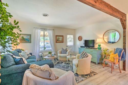Quaint And Quiet Auburn Cottage With Private Yard