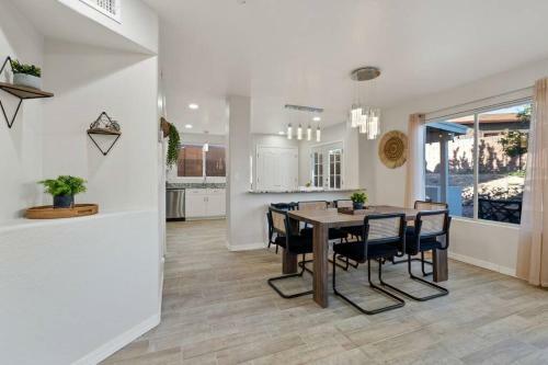 Desert Oasis With Heated Pool/convenient Location