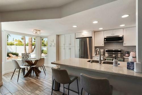 Villa Cactus Bloom! 2 Masters, Pool, Golf, Arcade, And Hot Tub!
