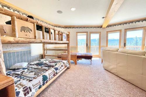 Peaceful Cabin Home With Breathtaking View!