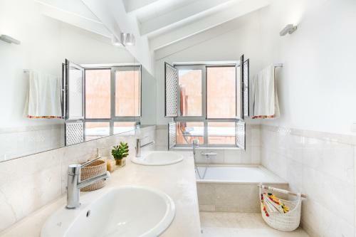 Adjona 2-2 Penthouse Sea View & Jacuzzi 2b