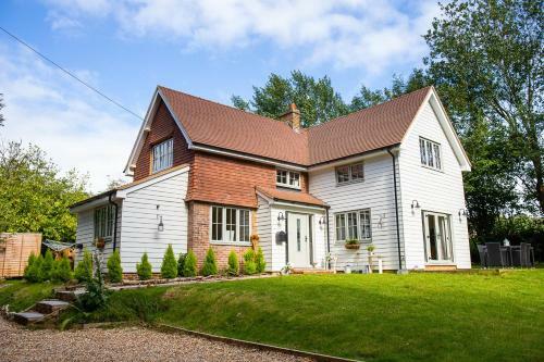 Inviting 5-bed House In 1066 County - Battle