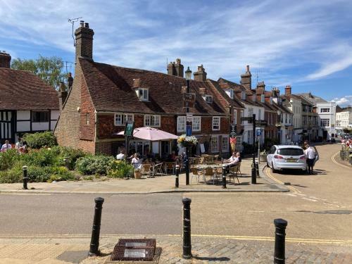 Inviting 5-bed House In 1066 County - Battle