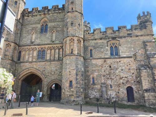 Inviting 5-bed House In 1066 County - Battle