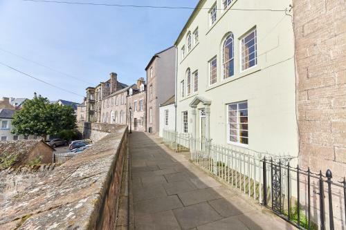 River View: Characterful Townhouse, Stunning Views