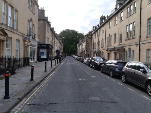 Royal Crescent Courtyard Apartment