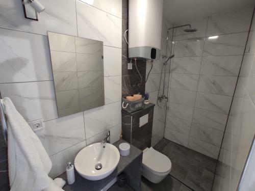Apartment Valentina - Private Pool,200m From Beach