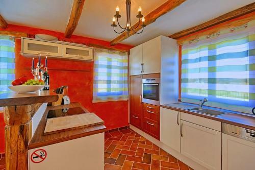 Romantic Villa Leon With Private Pool & 5 Bedrooms