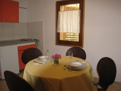 Cosy Apartment In Jezera With Garden