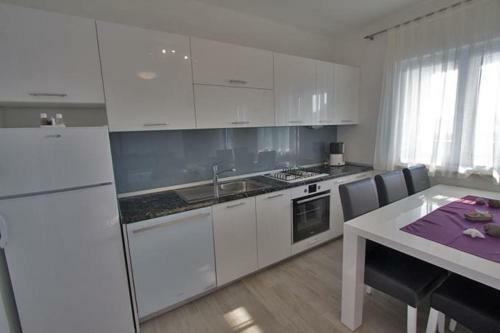 Apartment Annabella With Pool And Sea View