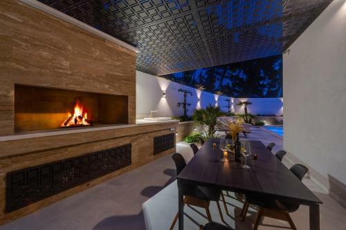 Luxury Villa 7th Heaven With Heated Pool, Hot-tub, Gym, Panoramic Views On Town Split