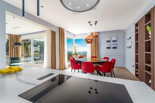 Luxury Villa 7th Heaven With Heated Pool, Hot-tub, Gym, Panoramic Views On Town Split