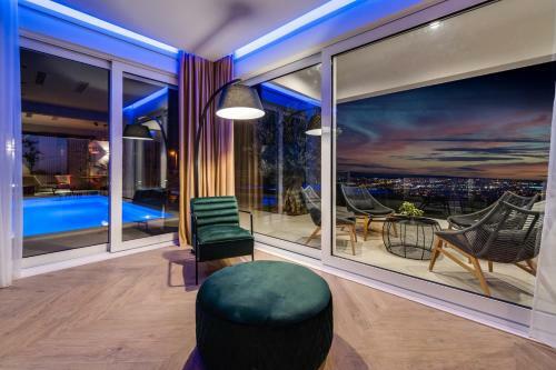 Luxury Villa 7th Heaven With Heated Pool, Hot-tub, Gym, Panoramic Views On Town Split