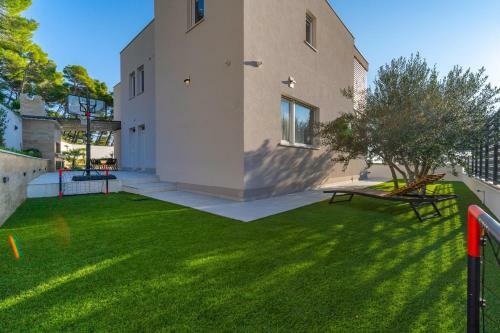 Luxury Villa 7th Heaven With Heated Pool, Hot-tub, Gym, Panoramic Views On Town Split
