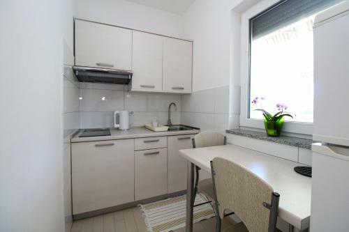 Hostal Apartment And Room Ramzija 2193