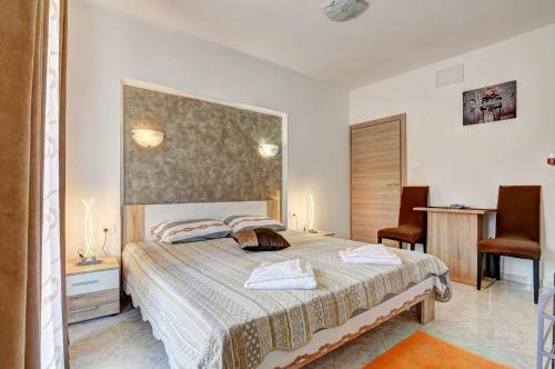Lovely Apartments In Valbandon
