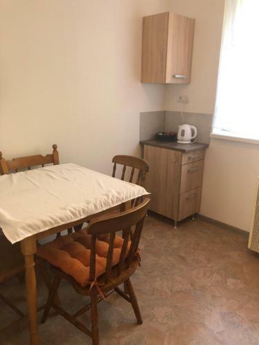 Karman Apartman - 2 Bed Flat, Max 4 Pers, Central Jaszbereny