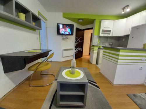 Apartman Green Stripes