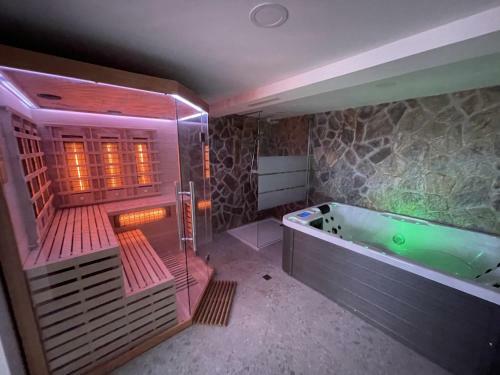 Miha's Little Hill With Hot Tub & Sauna