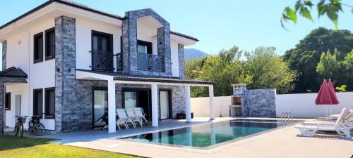 Beautiful 4-bed Villa