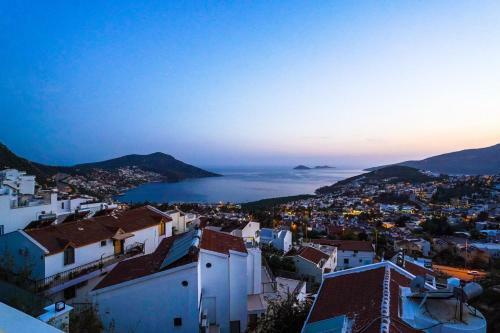 Villa Flat With Shared Pool, Terrace And Jacuzzi In Kas