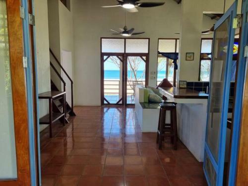 Beach Front 4 Bedroom Villa With Private Pool, Casa Roca