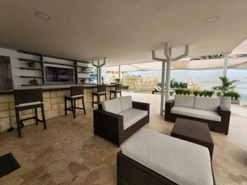 Provenza 8bedroom Home