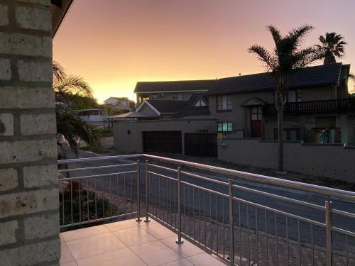 Hostal The Lookout Deck - At Secrets Beach