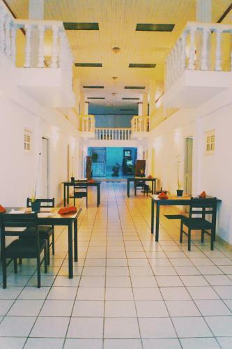 Hotel Oasis Skybeach Hostel - Negombo