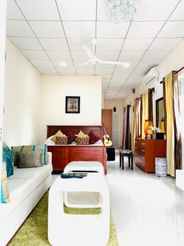 Luxurious Apartment Lying Between The Lagoon & Sea