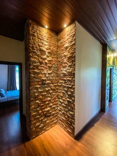 Friendly Hills Hotel