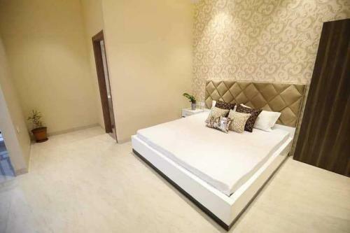 Pop 91541 Hotel Amaira Inn