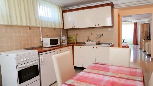 Magyar Apartmanh�z Iv.