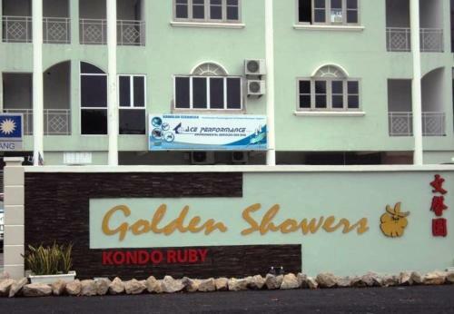 Four Rooms Golden Shower Apartment