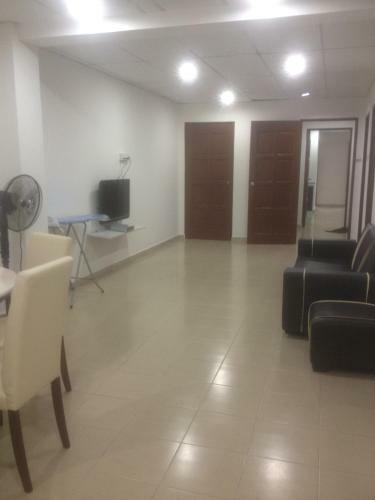 Four Rooms Golden Shower Apartment