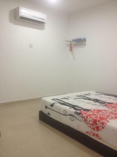 Four Rooms Golden Shower Apartment
