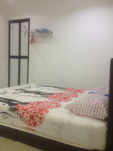 Four Rooms Golden Shower Apartment