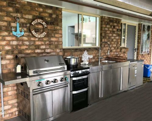Pet Friendly Home With Pool And Boat Parking.