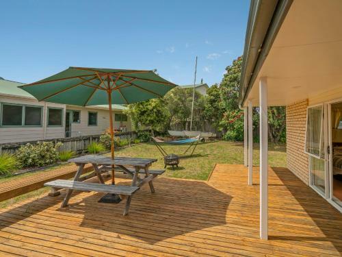 The Bungalow At Matarangi - Matarangi Holiday Home