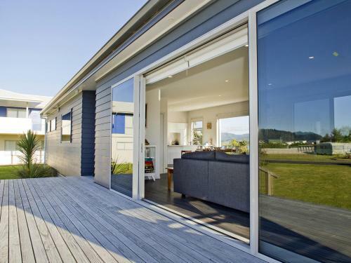 Absolute Waterfront - Matarangi Holiday Home