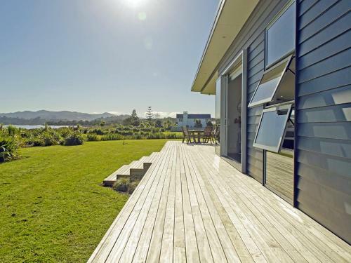 Absolute Waterfront - Matarangi Holiday Home