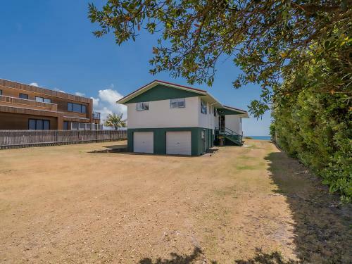 Beachfront Hideaway - Matarangi Holiday Home