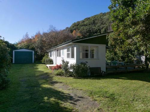 Lake Bach Escape - Kinloch Bach