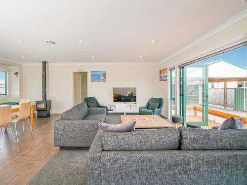 The Sunny Bach - Cooks Beach Holiday Home