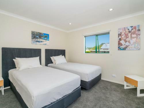 The Sunny Bach - Cooks Beach Holiday Home