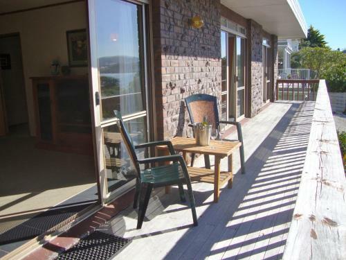 The Retreat - Front Beach Bach