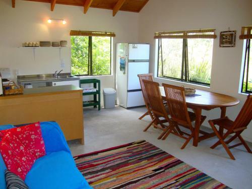 Aroona - Cooks Beach Bach