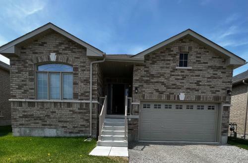 A 3 Bedroom Home! 5 Mins Away From Dt & The Bay!
